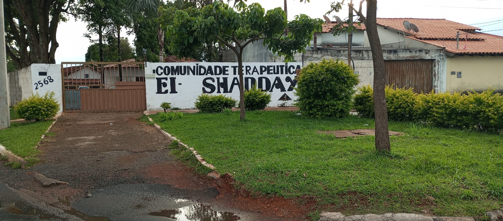 Vista da fachada e jardim da Casa de Recuperação Voluntária El Shadday em Araguari